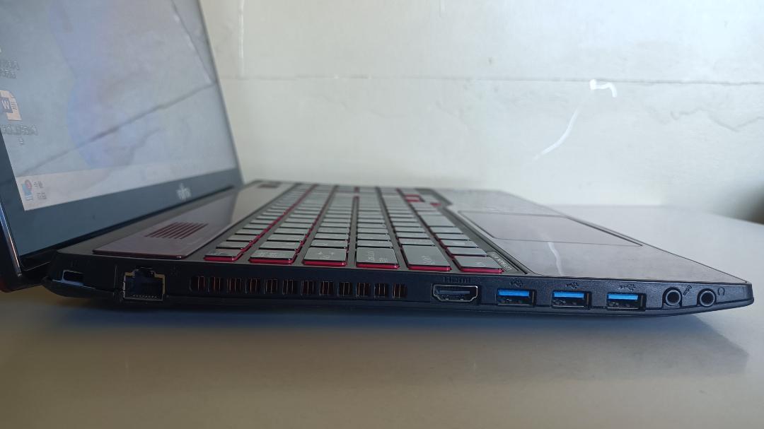 FUJITSU タッチ機能 Blu-ray ノートパソコン SSD メモリ8G