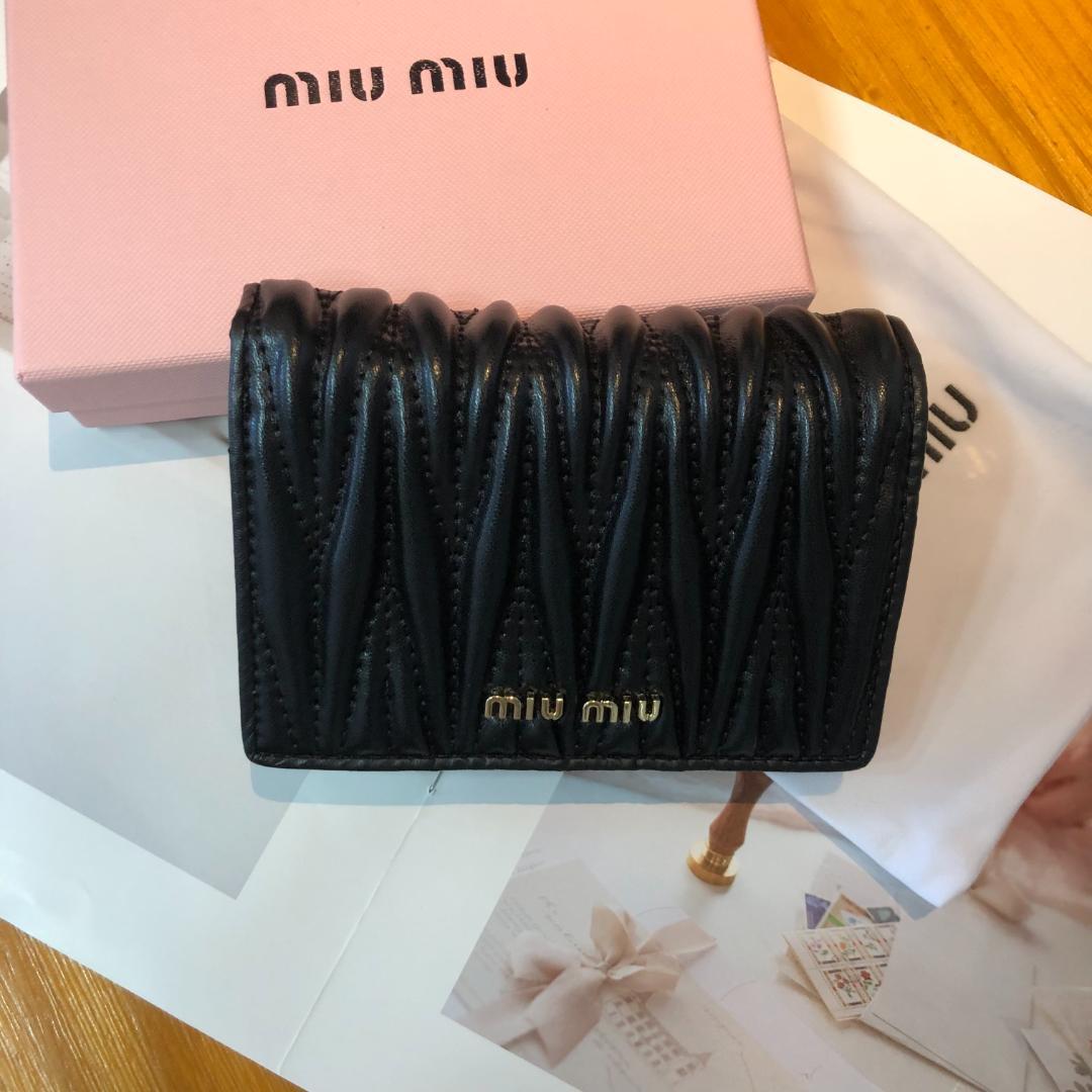 実物写真 MIUMIU ミュウミュウ ブラック 二つ折り財布 未使用 美品