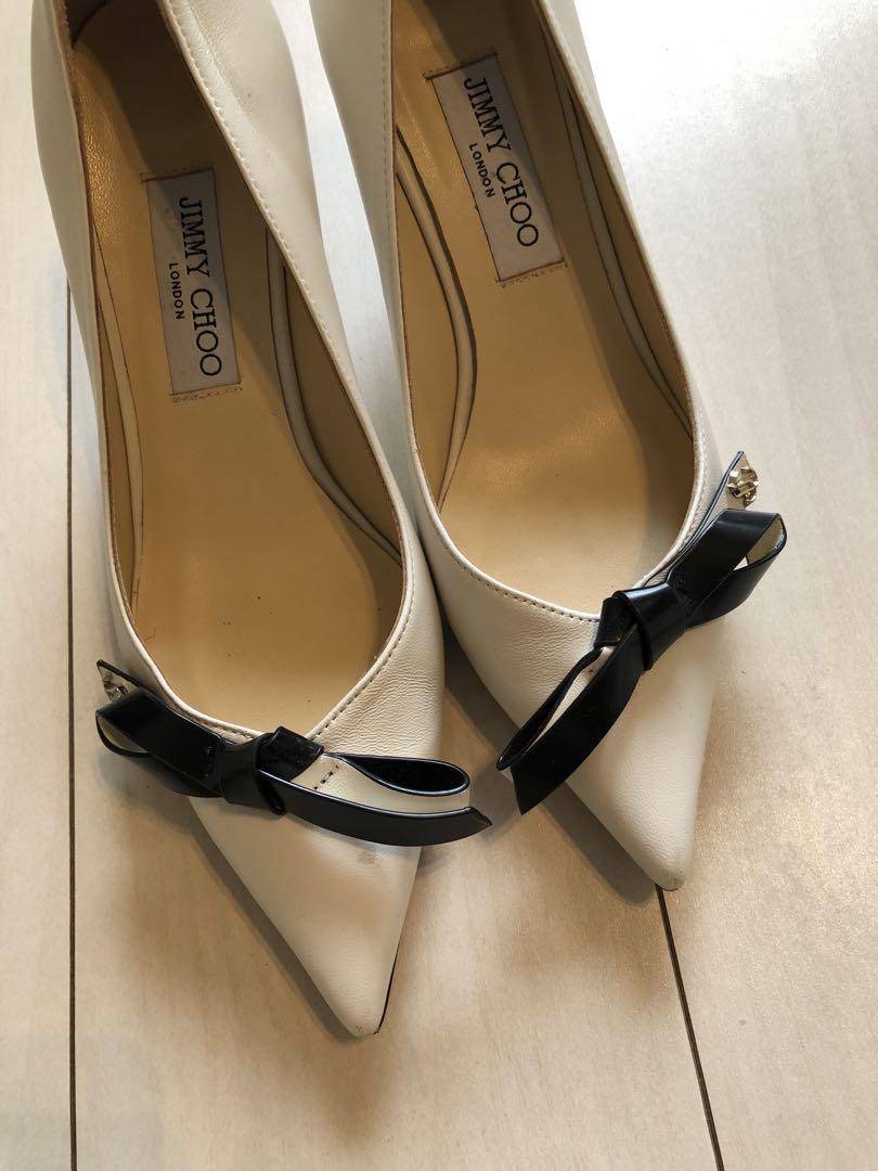 美品JIMMY CHOO 38 パンプス フラット 白系 リボン ロゴ金具