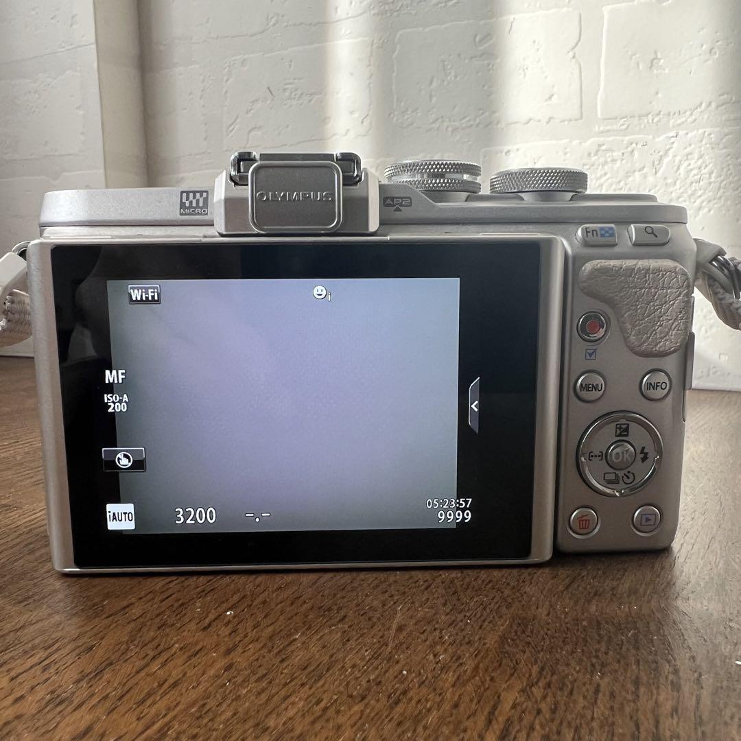 OLYMPUS PEN E-PL8 ホワイト レンズ付き