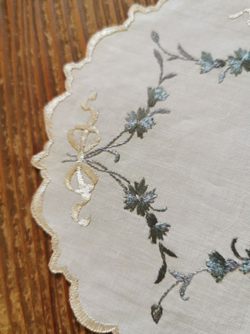 アンティーク ソサイエティシルク 撫子とリボン絹糸刺繍 リネンスカラップドイリー アンティーク ソサイエティシルク 撫子とリボン絹糸刺繍 リネン
