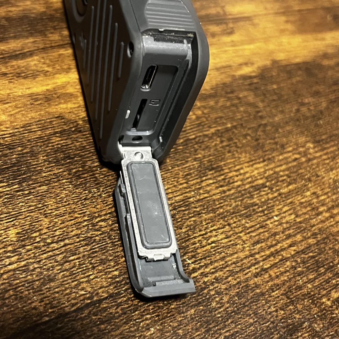 グレー