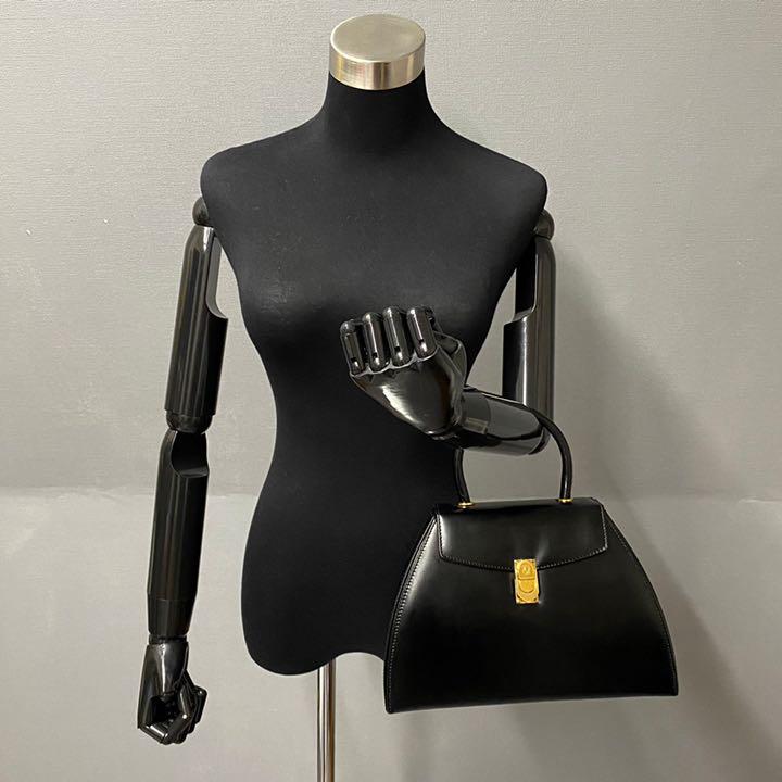 ほぼ未使用 保存袋付き ロエベ アナグラム カーフレザー ミニ トートバッグ 黒 - メルカリ ほぼ未使用 保存袋付き ロエベ アナグラム カーフレザー ミニ トートバッグ 黒 - メルカリ