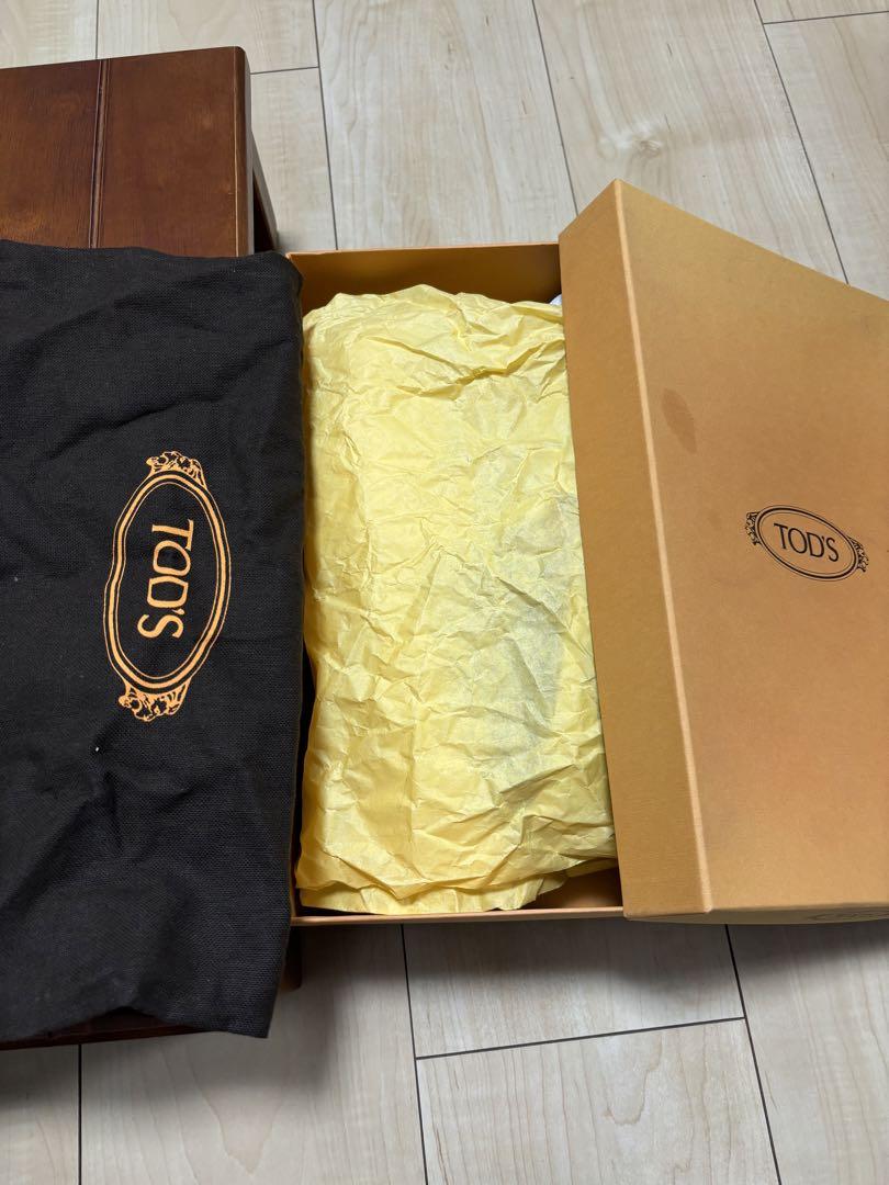TOD'S 白ローファー