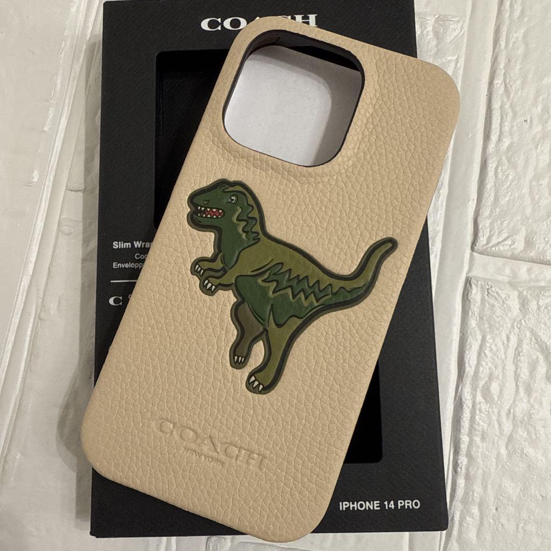 新品COACH⭐️iPhone14PROスマホケース レキシー ベージュ 恐竜