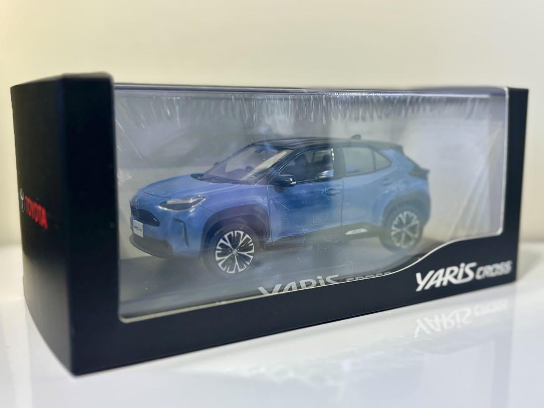 ヤリスクロス　1/30 トヨタ カラーサンプル ブラック×グレイッシュブルー