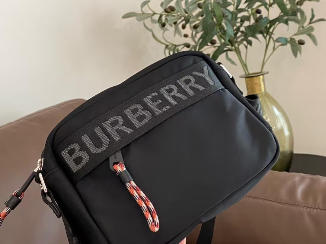 美品バーバリー Burberry メンズ ショルダーバッグ　ブラック
