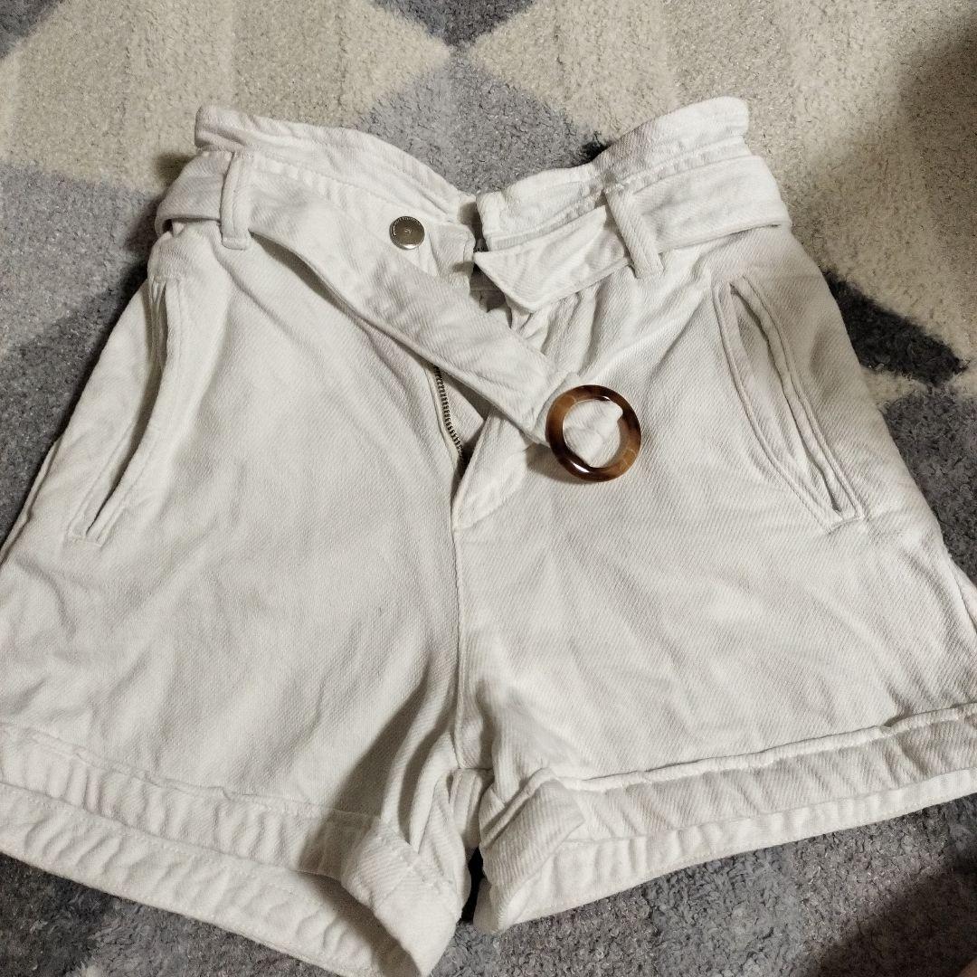 ZARA ホワイト ベルト付きショートパンツEUR 32 - メルカリ