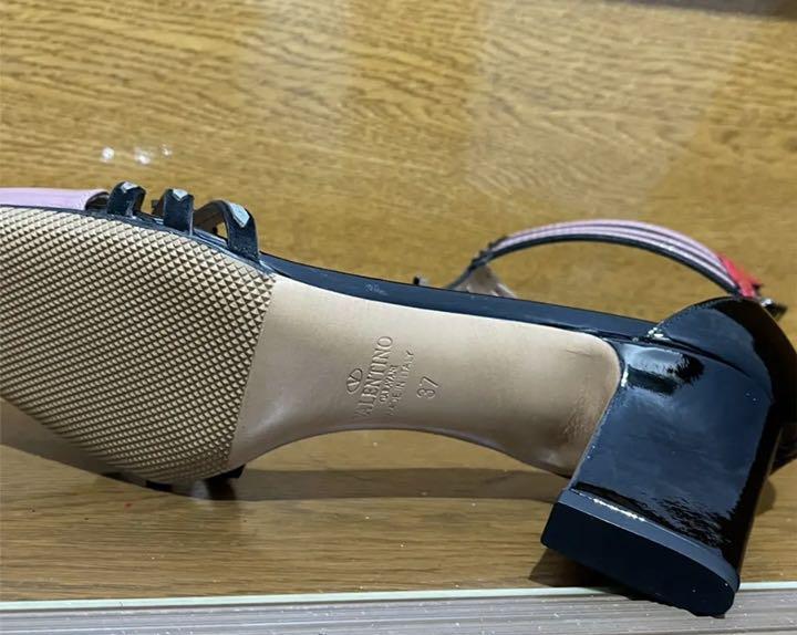 新品　ヴァレンティノ　VALENTINO パンプス　エナメル　黒　ピンク  37 新品 ヴァレンティノ VALENTINO パンプス エナメル 黒 ピンク 37 靴