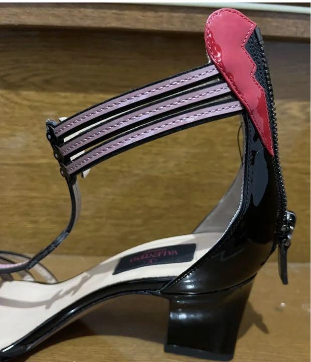 新品　ヴァレンティノ　VALENTINO パンプス　エナメル　黒　ピンク  37 新品 ヴァレンティノ VALENTINO パンプス エナメル 黒 ピンク 37 靴