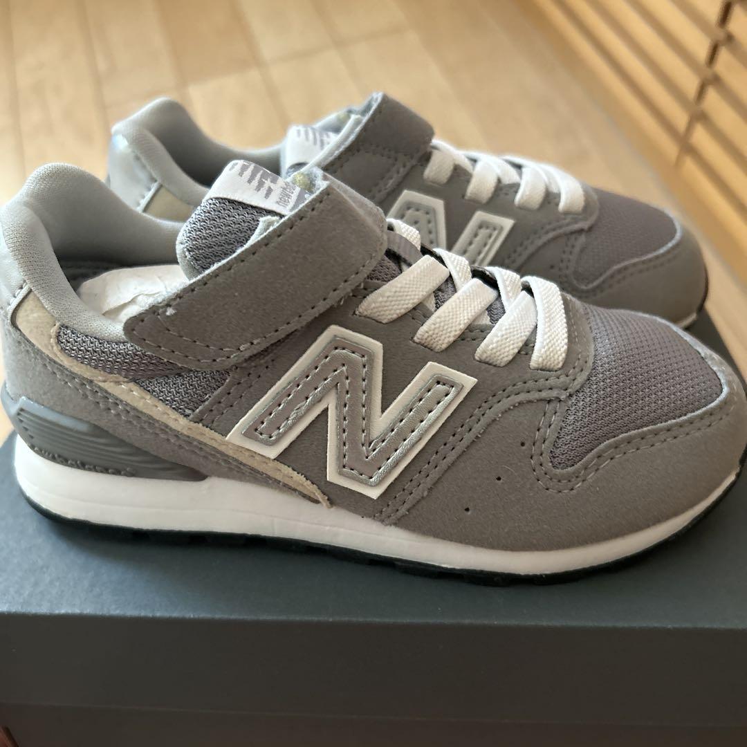 New Balance グレー スニーカー - メルカリ
