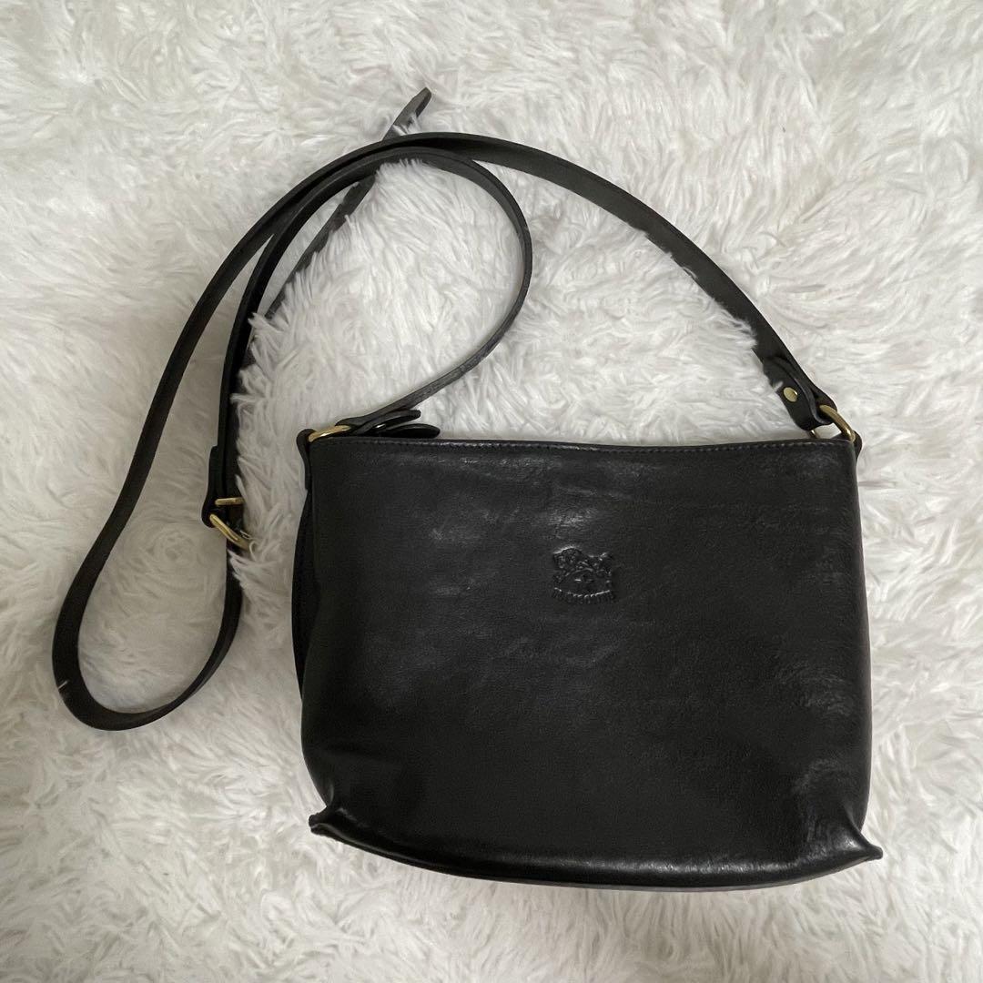 【美品】イルビゾンテ　ショルダーバッグ　ブラック　黒 美品✨イルビゾンテ レザー ショルダーバッグ ロゴ型押し