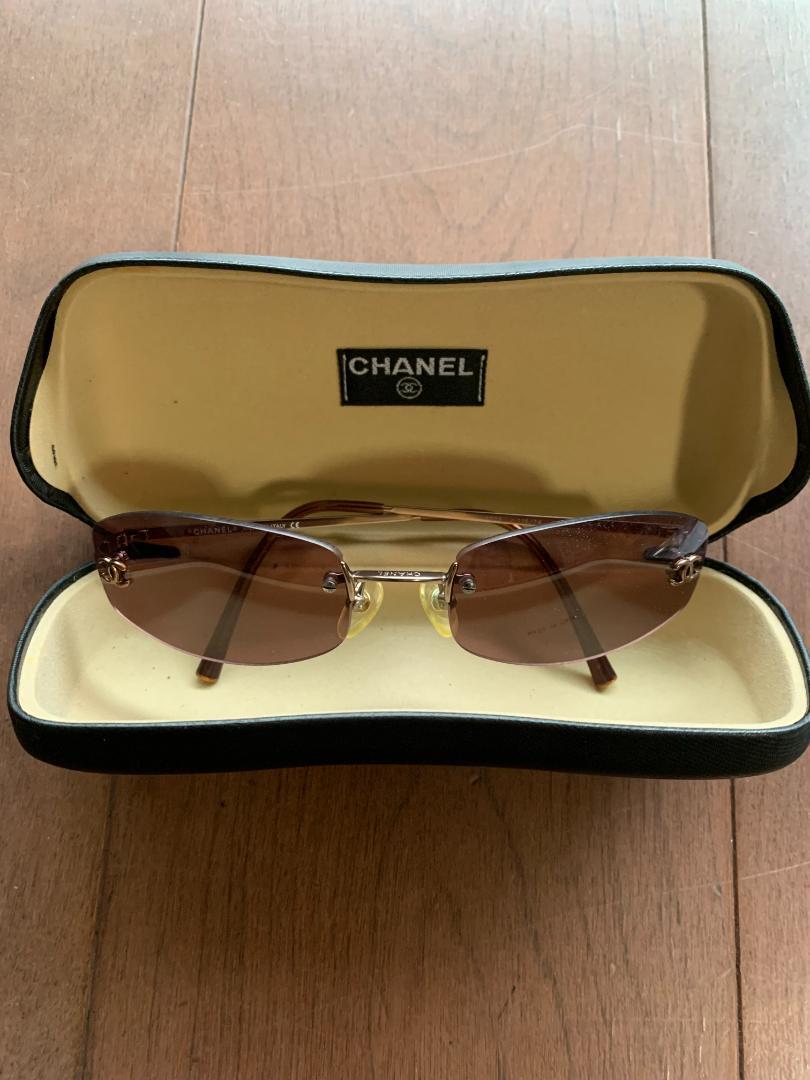 Chanelシャネル　ファッション・サングラス　（スペアグラス付き）