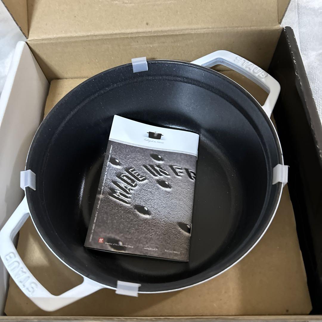 staub ピコ　ココット　ラウンド　ホワイト　22cm