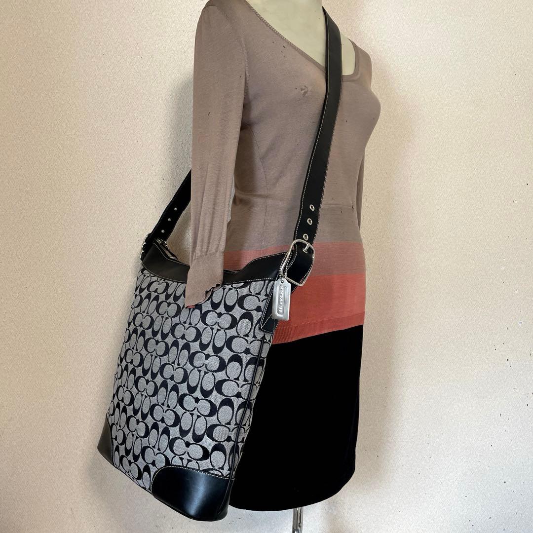 COACH‼️未使用状態(^^)人気のBLACKシグネチャーショルダーバック‼️