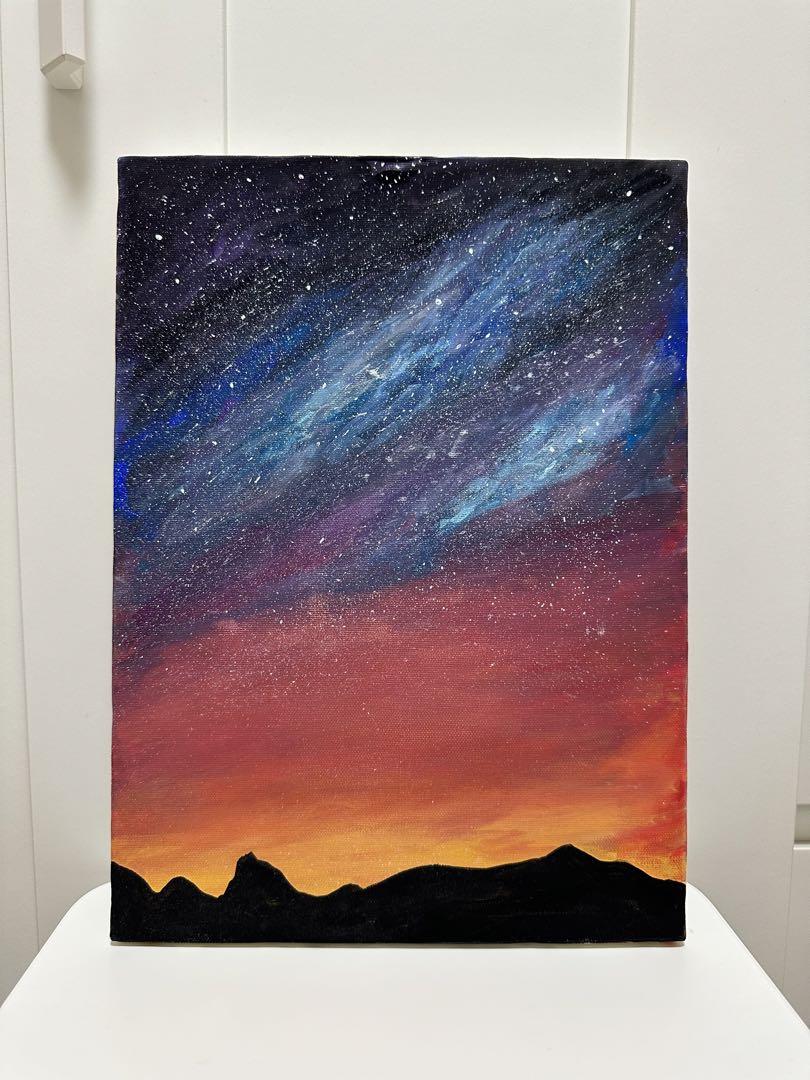 夜空、夕焼け、山が描かれた絵