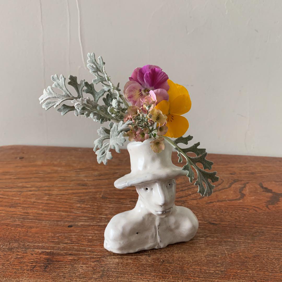 妻の作った花器一輪挿し胸像帽子の男性の花瓶