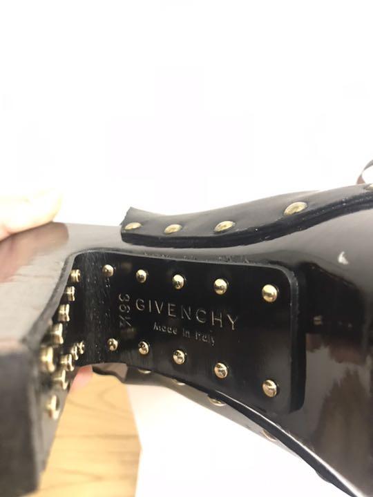 GIVENCHY