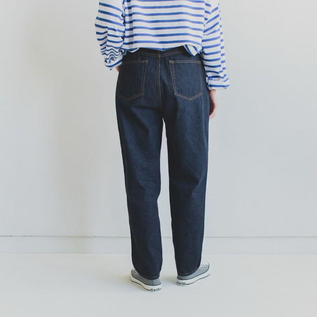 美品「カジュアルすぎない大人服」新定番のテーパードデニムS カジュアルすぎない大人顔」新定番のテーパードデニム（Sサイズ
