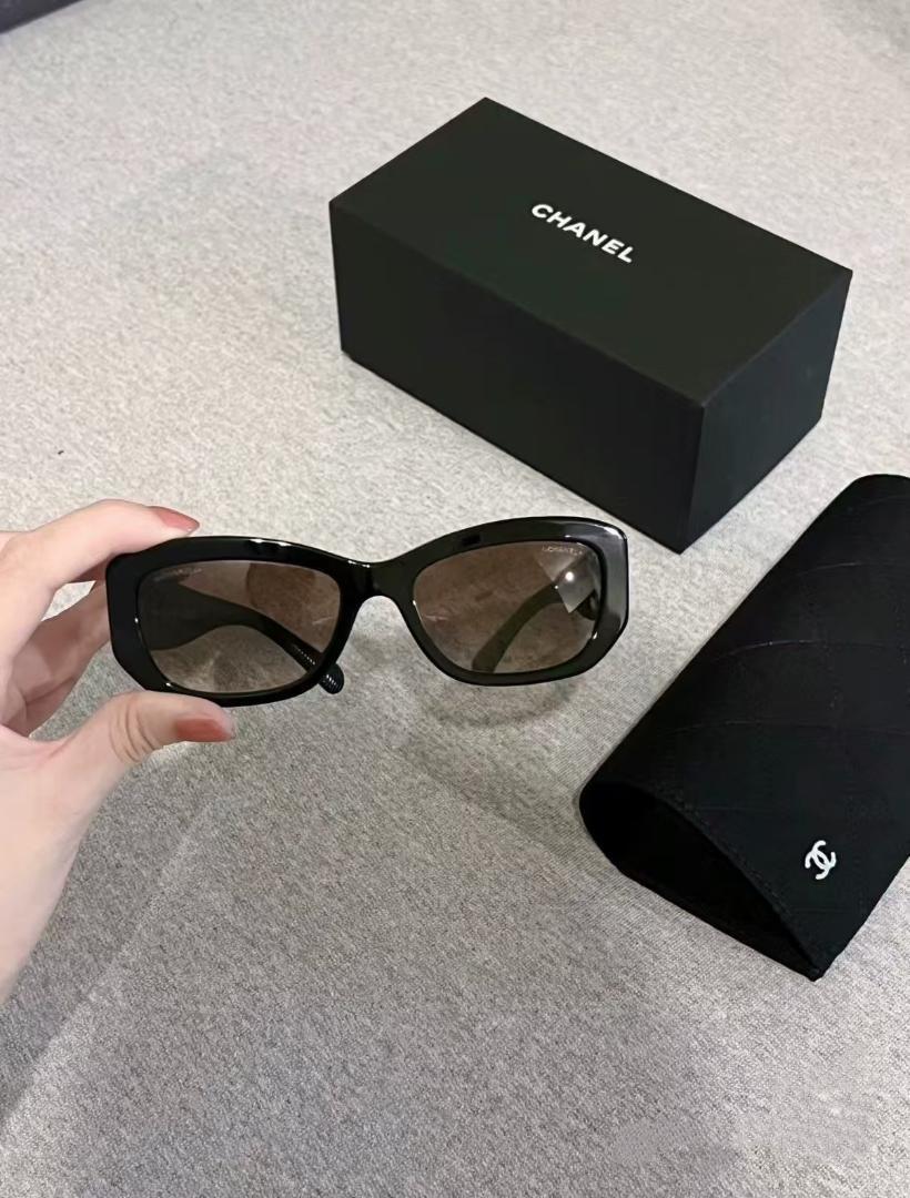 CHANEL ブラック サングラス ロゴ付き 新品未使用】CHANEL ブラックロゴサングラス - メルカリ