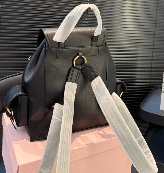 超特価★新品 ブラックmiumiuリュック