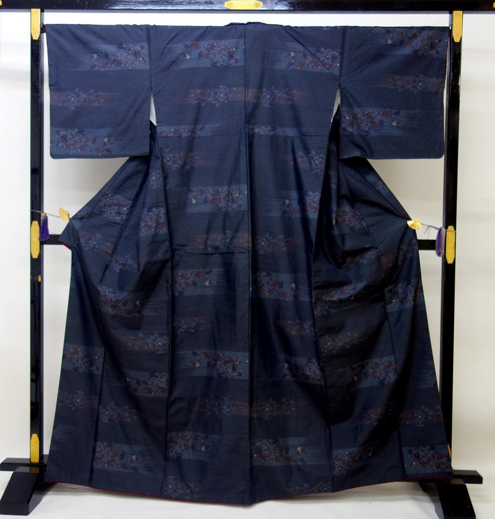 本場大島横絣紬 段に花模様 紺 N71027-2目立った傷や汚れなし