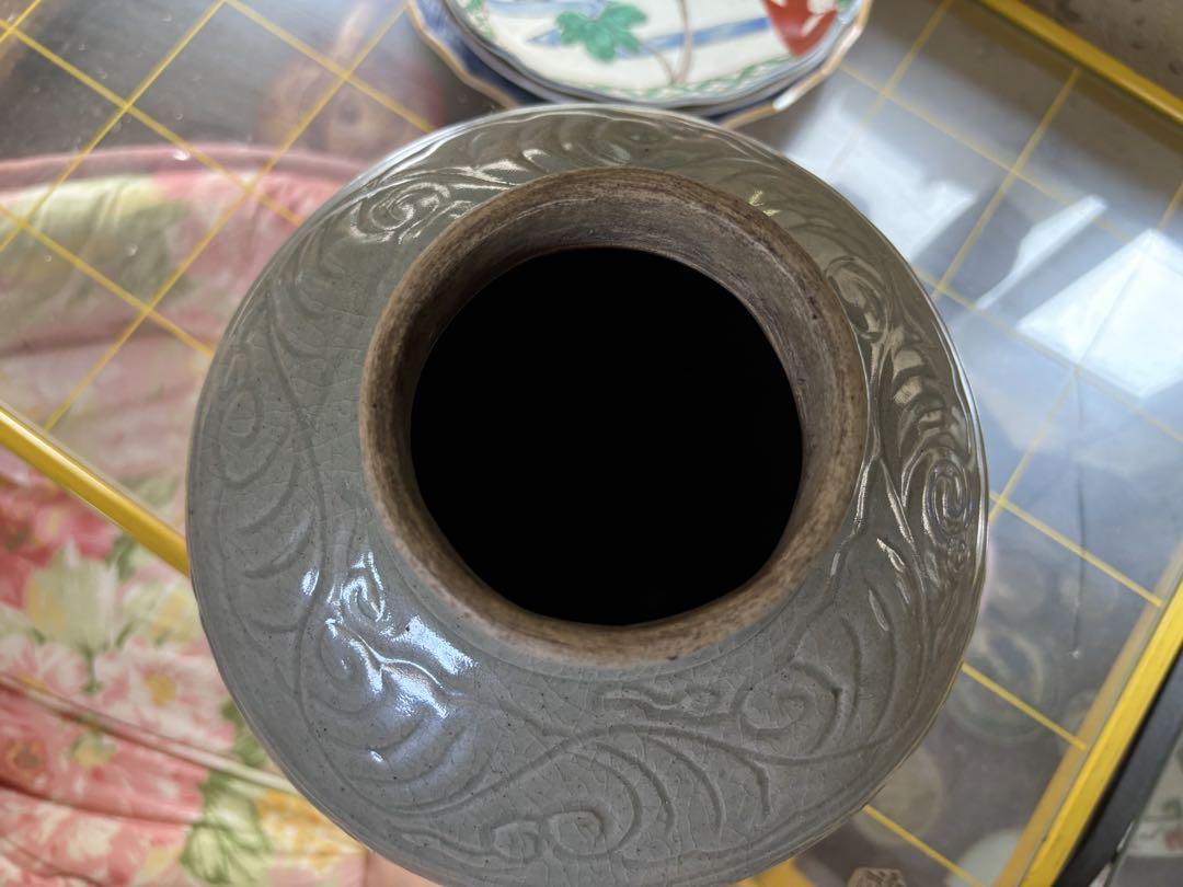 グレーの彫刻模様陶器青磁