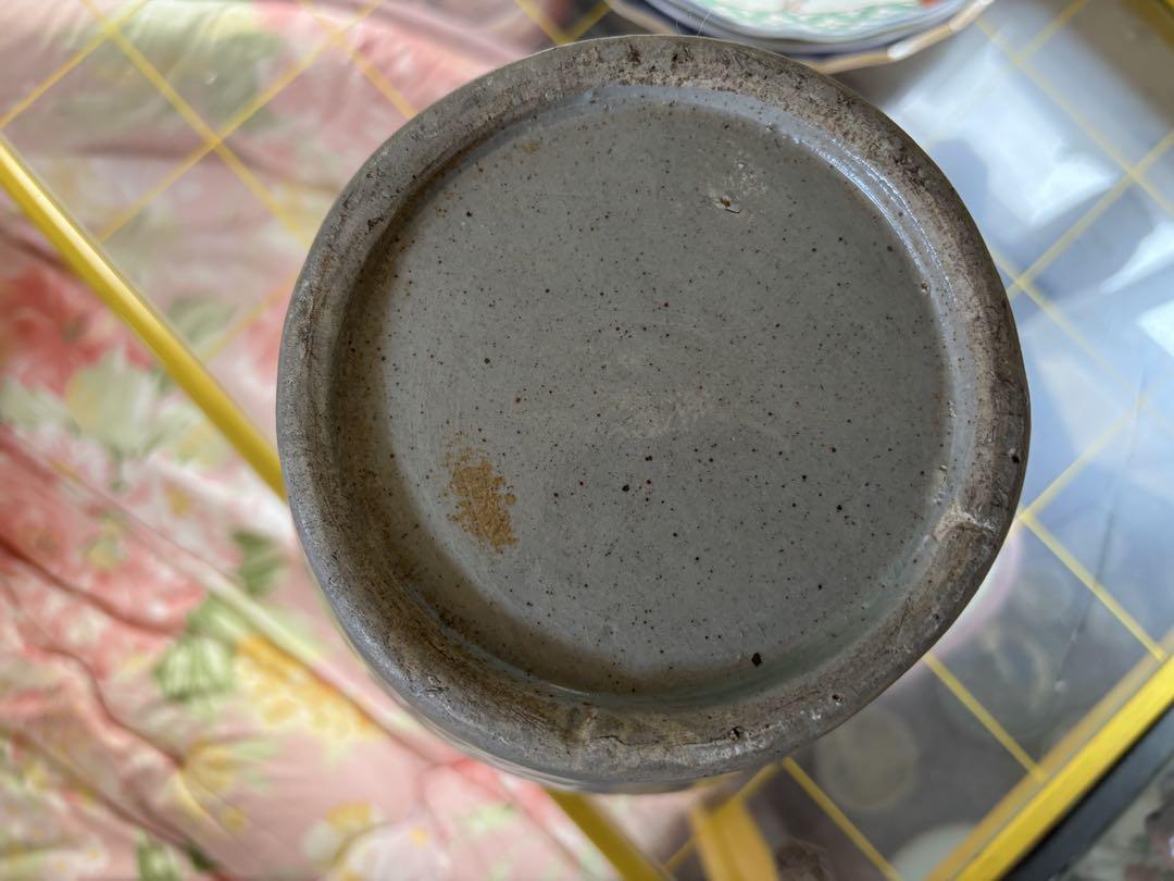 グレーの彫刻模様陶器青磁