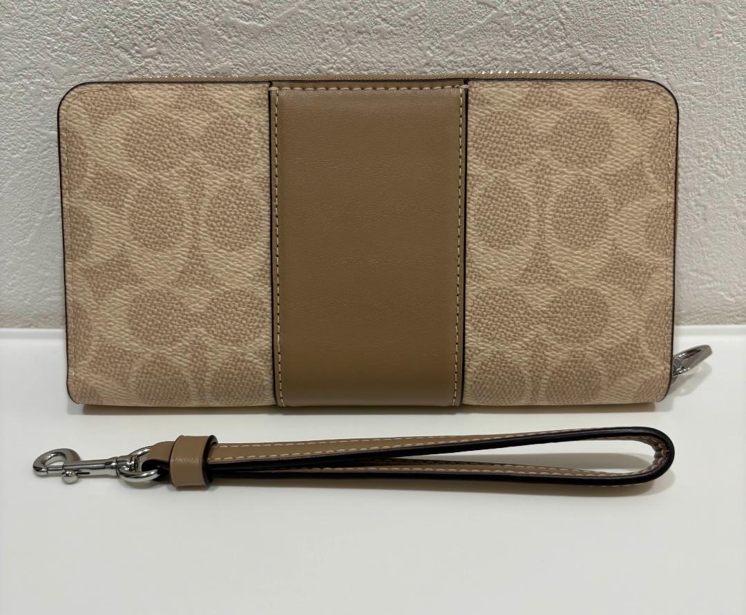 COACH ベージュ 長財布 ストラップ付き - メルカリ