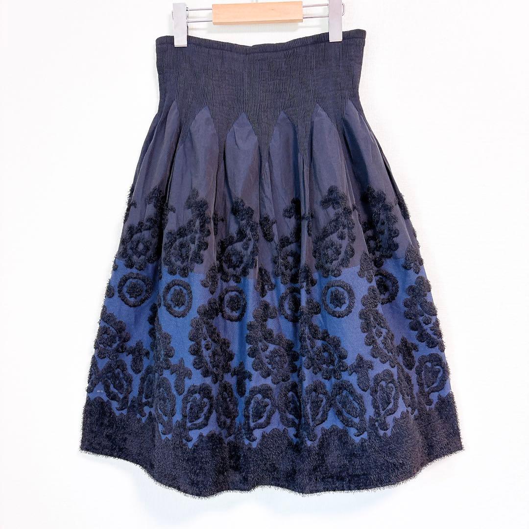 バイスバーサ（40）ひざ丈フレアスカート 刺繍入り 総柄 ペイズリー 紺×黒