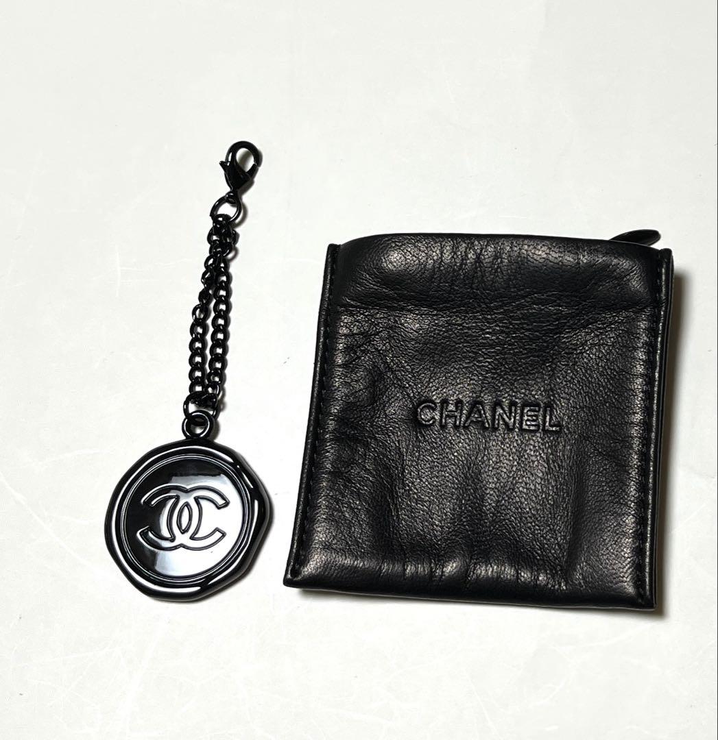 CHANEL ノベルティ COCOメタルチャーム & レザーのケース 未使用品