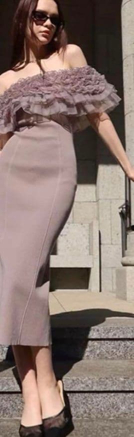 フリル付きオフショルダータイトスカート