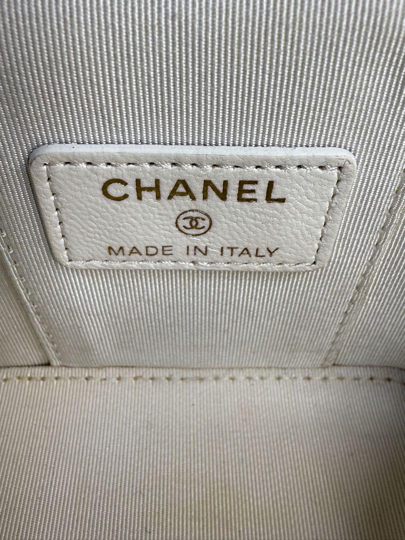 CHANEL ホワイト キルティング ショルダーバッグ - メルカリ CHANEL ホワイト キルティング ショルダーバッグ - メルカリ