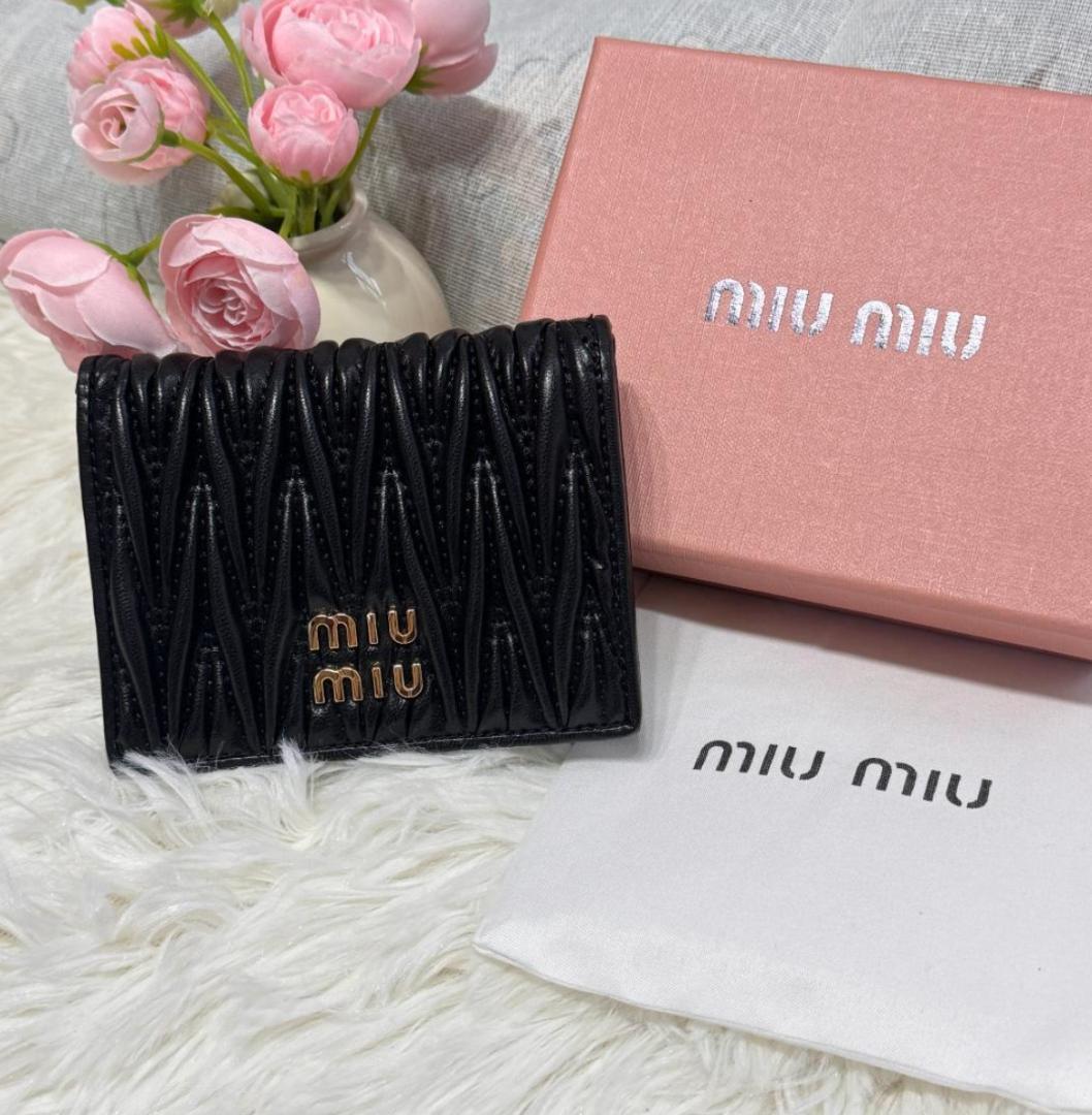 miu miu ブラック 二つ折り財布