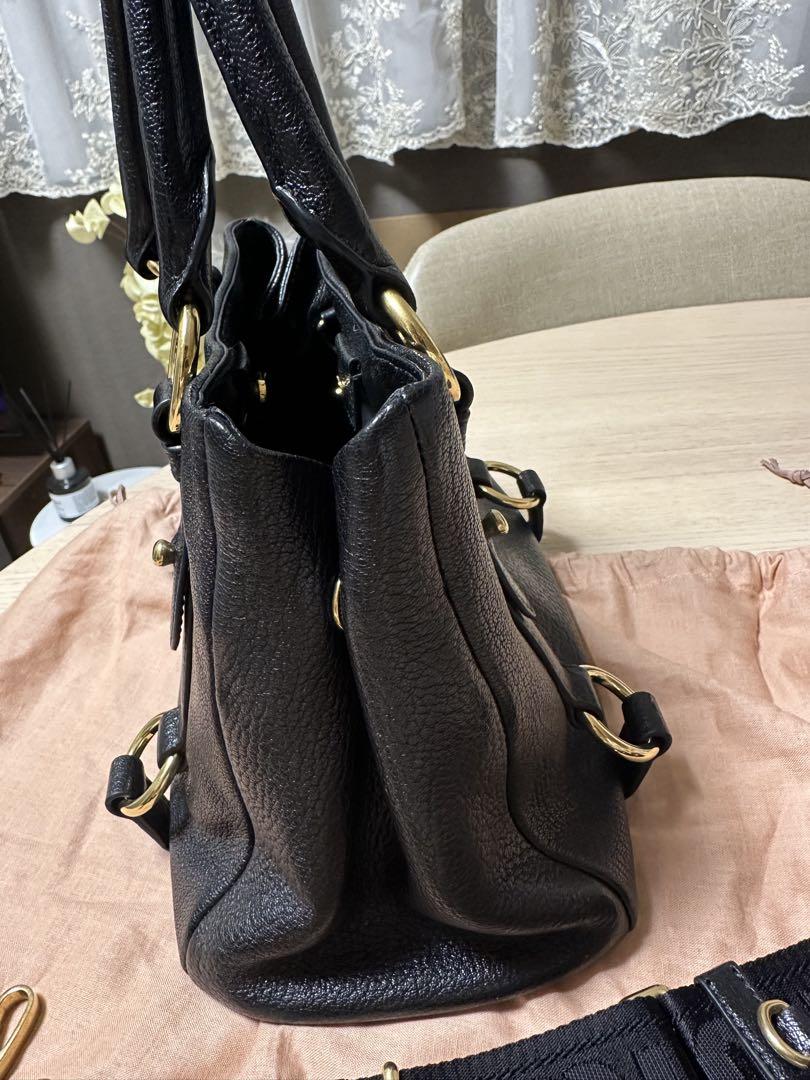 miu miu ブラック バッグ ショルダーストラップ付き