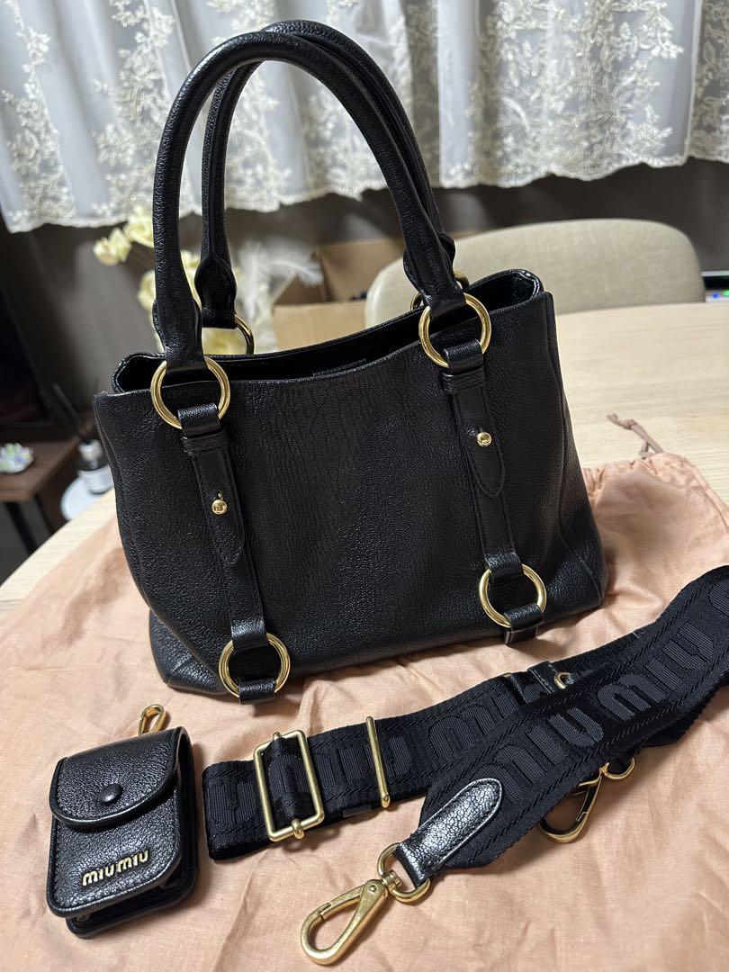 miu miu ブラック バッグ ショルダーストラップ付き
