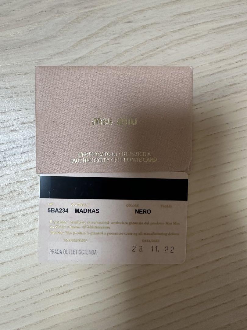 miu miu ブラック バッグ ショルダーストラップ付き