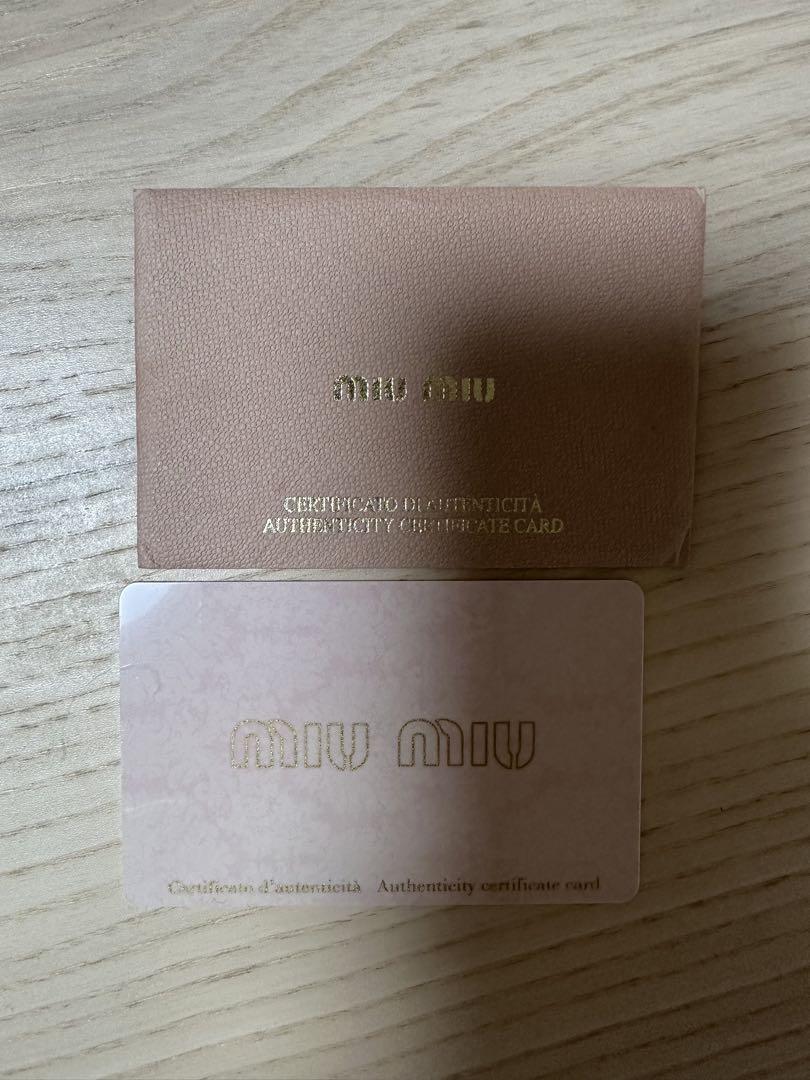 miu miu ブラック バッグ ショルダーストラップ付き