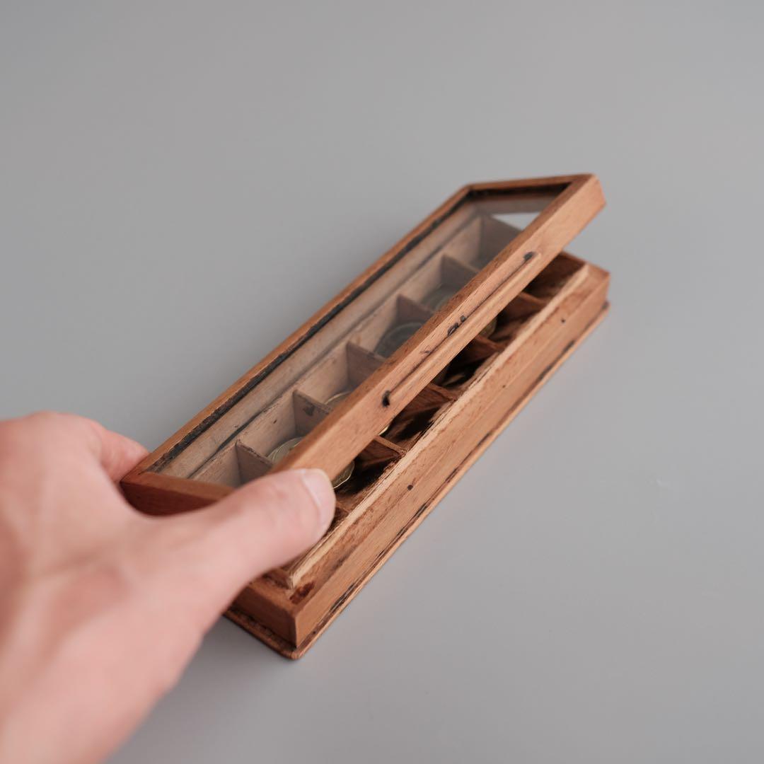 古い木製収納箱で、長方形の木枠にガラスの開閉式蓋が付いたデザイン 古い木製収納箱で、長方形の木枠にガラスの開閉式蓋が