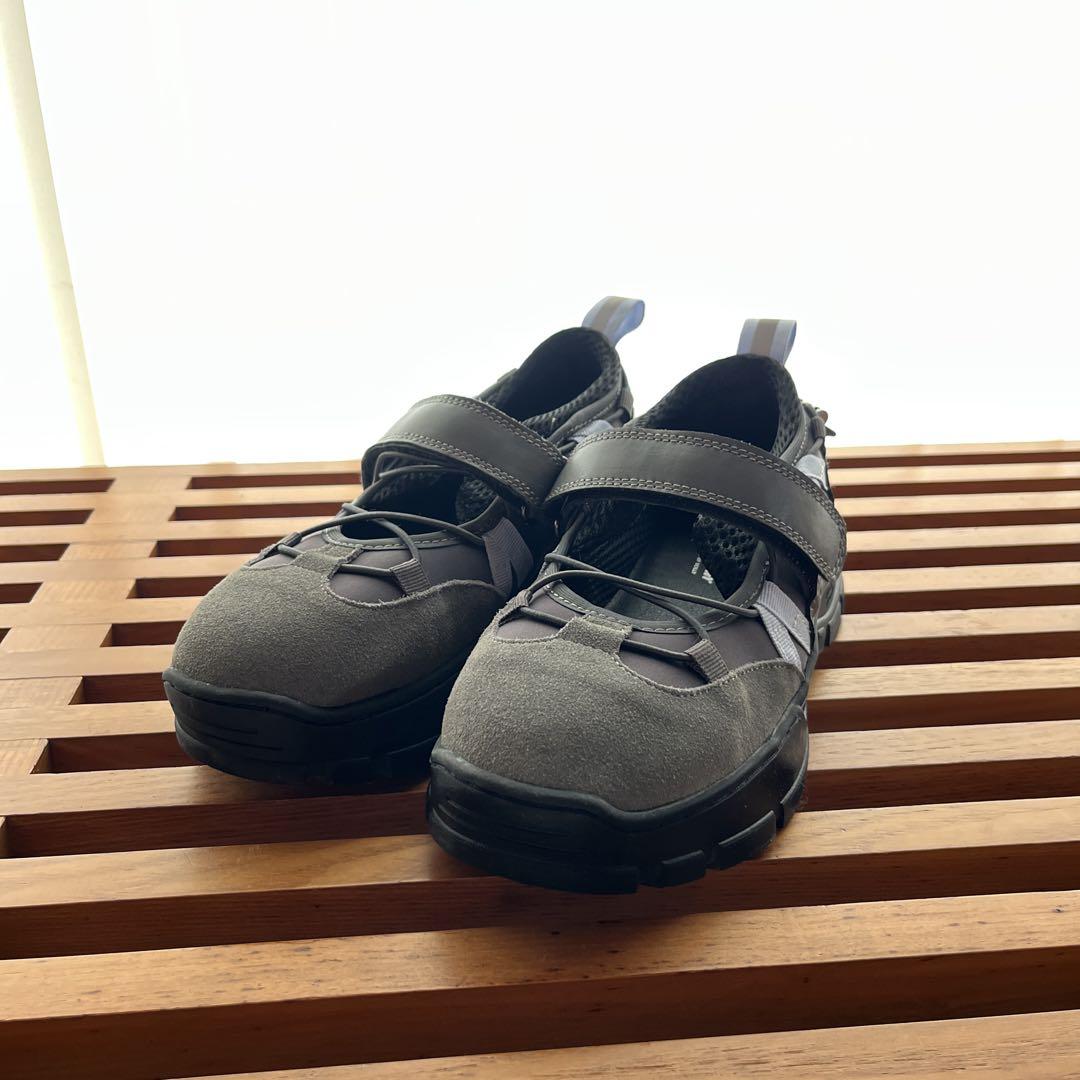 グレー ストラップ付きサンダル