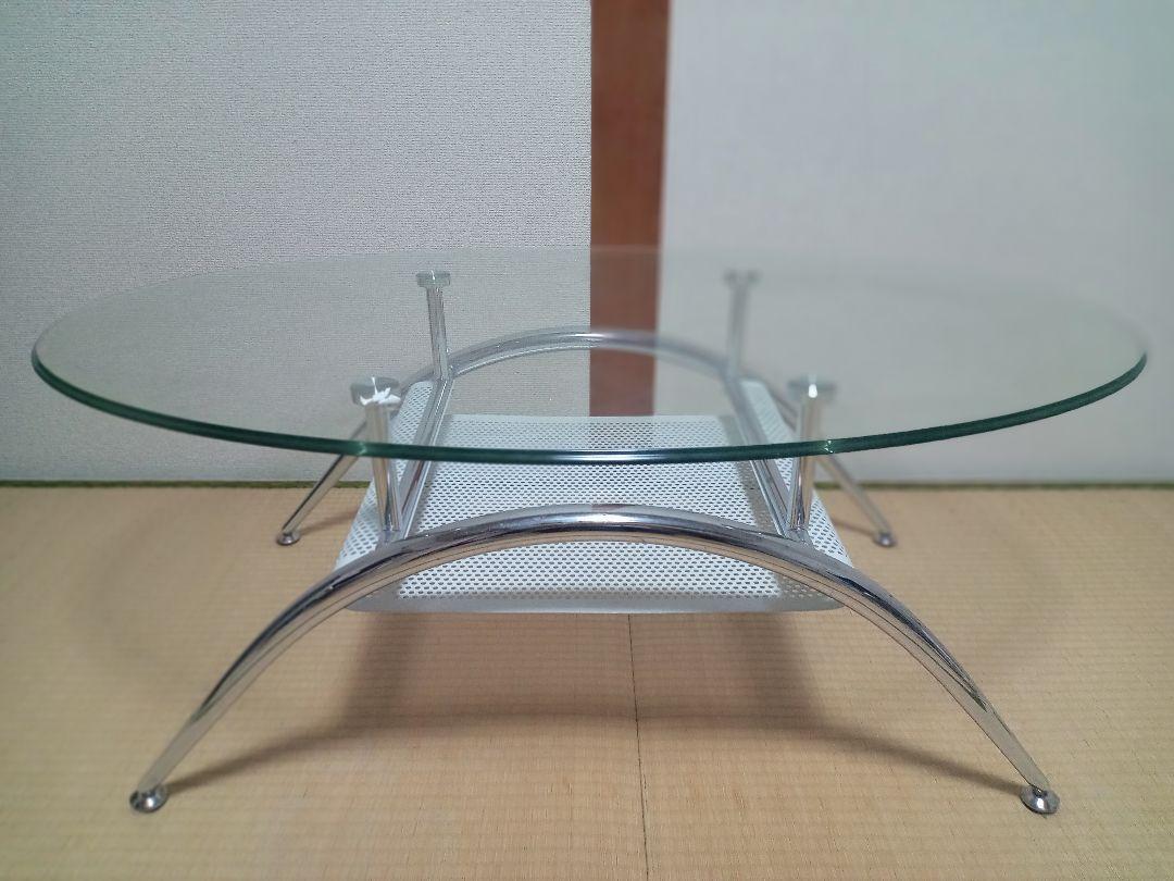 ガラスのテーブル