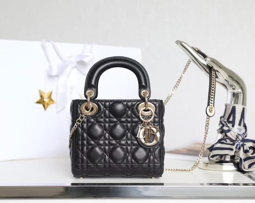 黒いキルティングショルダーバッグ