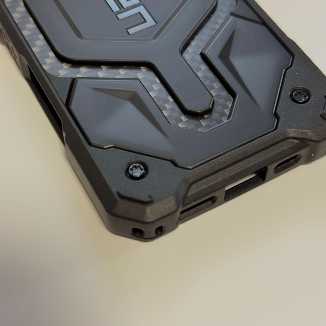 UAG　iPhone16　耐衝撃ケース カーボンファイバー