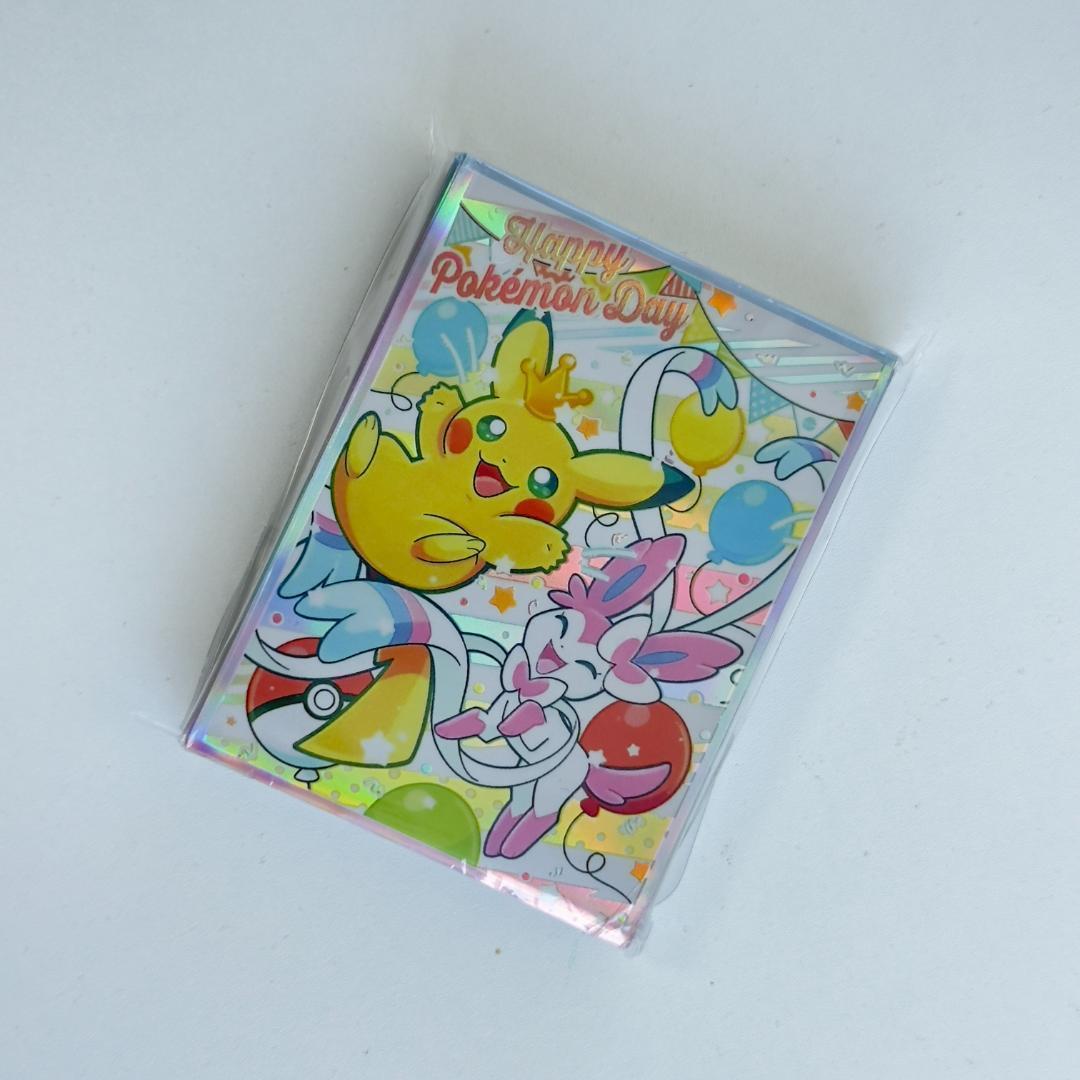 進化形のポケモンたちのポンチョを着たイーブイのデッキシールド