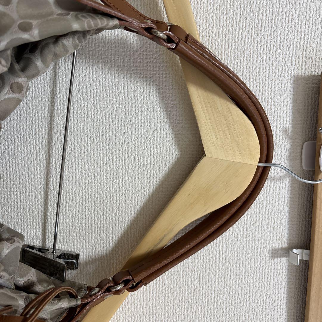 basara tyo 総柄ハンドバッグ　チャーム付　美品　匿名配送　グレー basara tyo 総柄ハンドバッグ チャーム付 美品 匿名配送 グレー