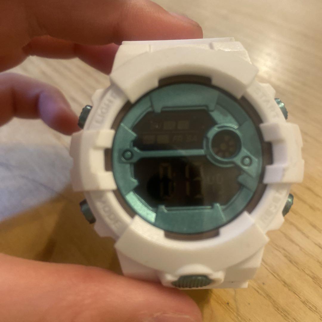 ホワイト デジタル腕時計 防水機能付き