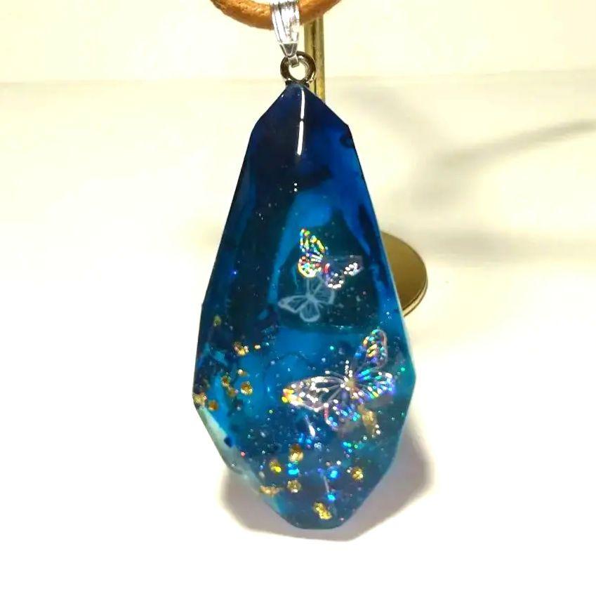 〜カヤ　　☪︎⋆☽様〜新作　天然石　レジンネックレス　【蝶々×薔薇】 蝶々 鉱石 レジン ネックレス - メルカリ