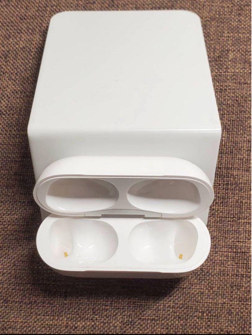 Apple AirPods Pro 第2世代 充電ケースのみ084