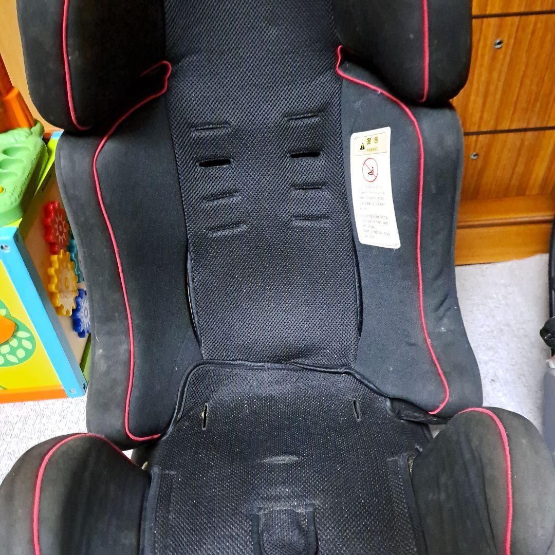 チャイルドシート 黒と赤のコンビネーション