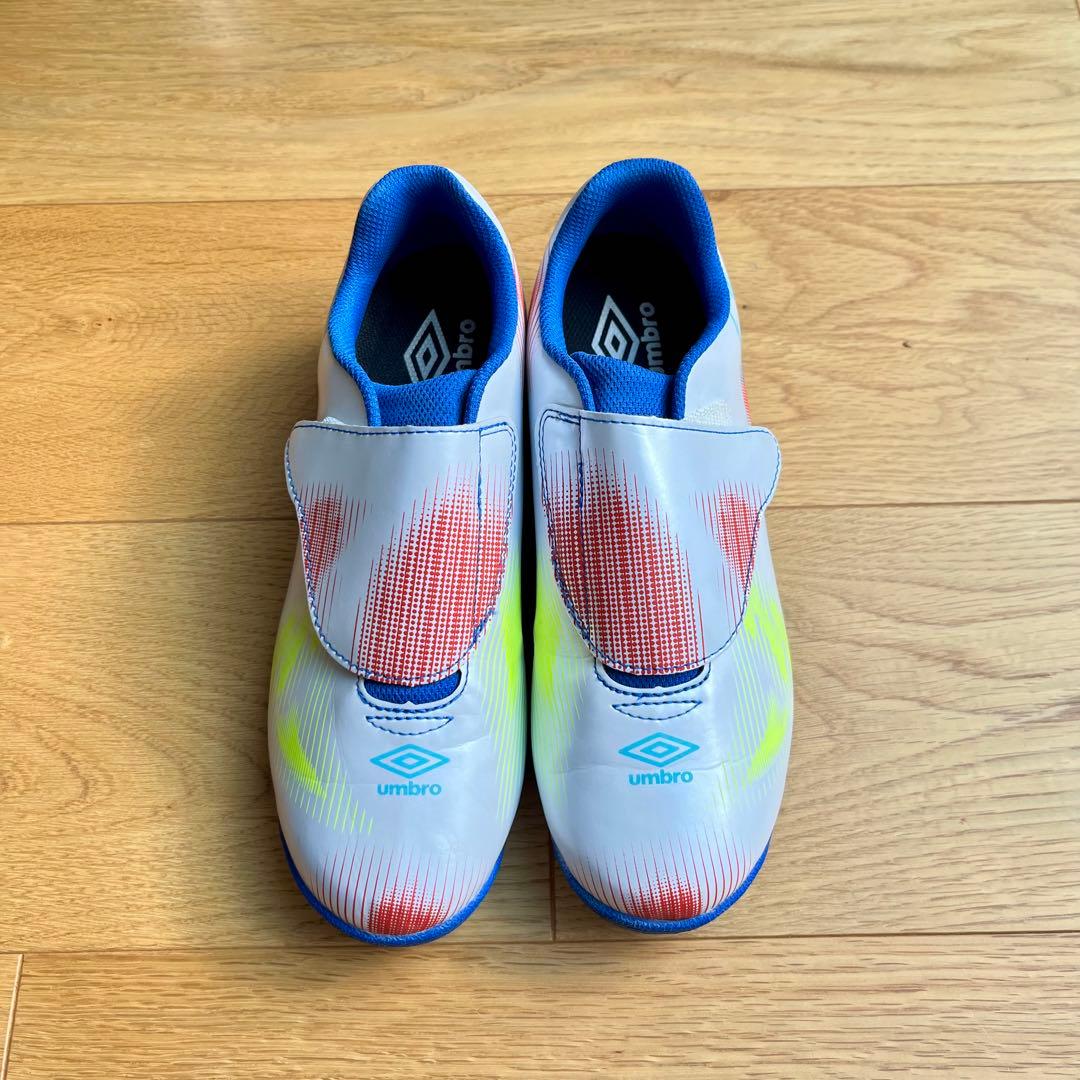 umbro トレーニングシューズ  サッカー　24cm ホワイト